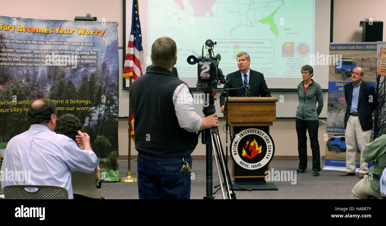Nel maggio 2013, il segretario degli interni Sally Jewell e il segretario dell'Agricoltura Tom Vilsack hanno visitato il National Interagency Fire Center a Boise, Idaho, per discutere i preparativi per la stagione degli incendi boschivi e il coordinamento tra agenzie per la gestione degli incendi boschivi. Foto Stock