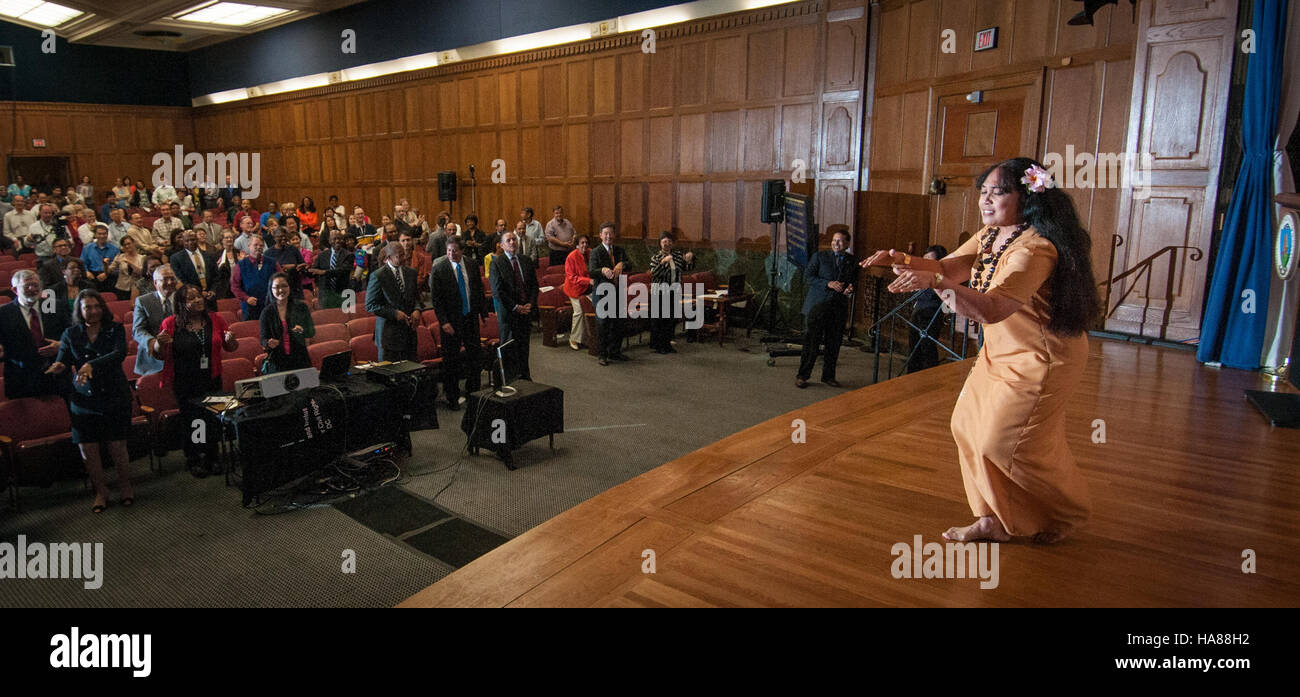 Questo dipinto ad olio di Antoine Roux raffigura una scena navale che coinvolge i bombardamenti Galiotte A. Roux, un rinomato artista francese, era noto per i suoi paesaggi marini e le raffigurazioni della guerra navale. Le sue opere spesso si concentravano sulla natura dinamica delle battaglie marittime e sul potere del mare. Foto Stock