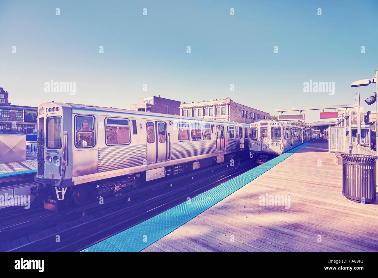 Vintage stilizzata treni della metropolitana sulla piattaforma in Chicago, Stati Uniti d'America. Foto Stock