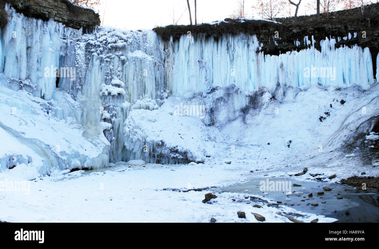 Le cascate Minnehaha Falls negli Stati Uniti, situate in un parco nazionale, catturano la bellezza e la potenza delle caratteristiche naturali dell'acqua. Le cascate sono un notevole punto di riferimento naturale nella regione, noto per la loro bellezza paesaggistica. Foto Stock