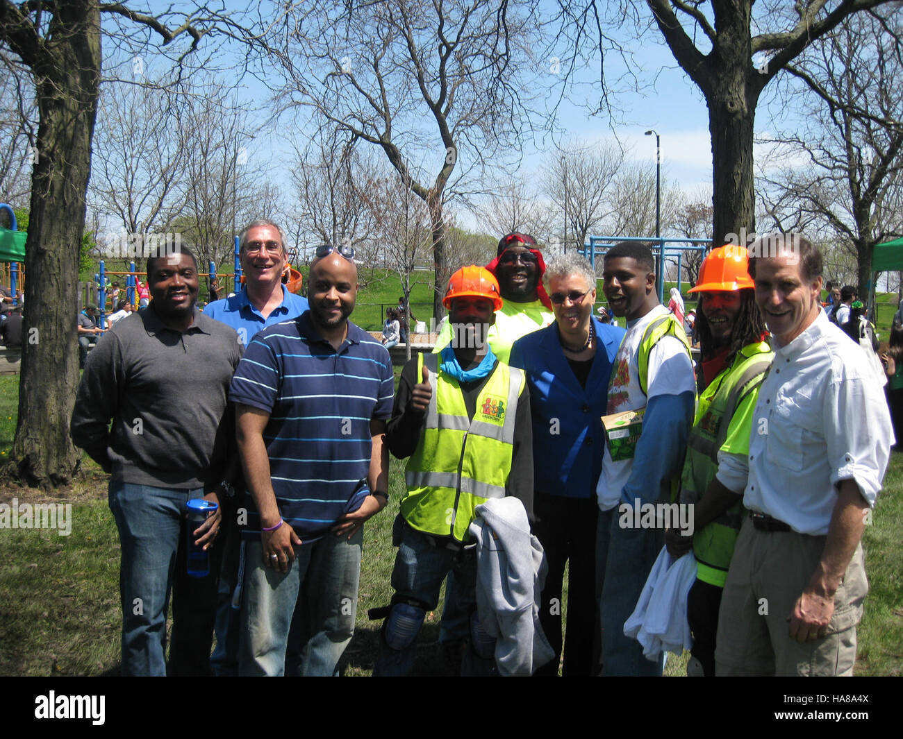 Dan Ashe, Tom Melius e il presidente del Consiglio della contea di Cook Toni Preckwinkle si incontrano con GreenCorps per discutere degli sforzi di conservazione. La collaborazione si concentra sugli spazi verdi urbani e sulla promozione della gestione ambientale nell'area di Chicago. Foto Stock