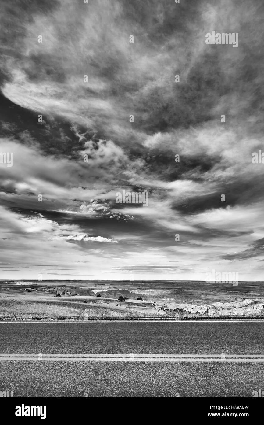 Bianco e nero strada nel deserto, il concetto di viaggio, STATI UNITI D'AMERICA. Foto Stock