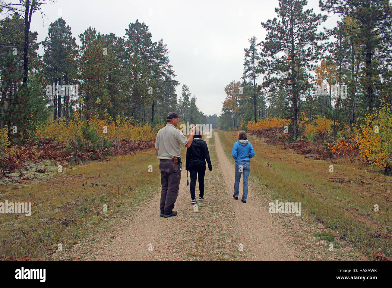 Questa foto cattura un momento educativo al Seney National Wildlife Refuge, dove i visitatori imparano a conoscere la conservazione della fauna selvatica e l'ambiente. Il rifugio è un habitat critico per gli uccelli migratori e altre specie di fauna selvatica, sottolineando il ruolo dei parchi nazionali e dei rifugi nella protezione della biodiversità negli Stati Uniti Foto Stock