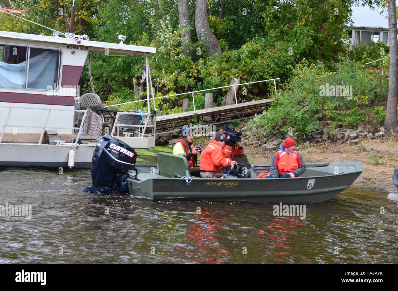 Un tour in barca in un parco nazionale degli Stati Uniti, guidato da esperti, fornisce informazioni sull'ecosistema locale, gli sforzi di conservazione e la ricca biodiversità del parco. È un’esperienza educativa che sottolinea l’importanza di preservare le risorse naturali. Foto Stock