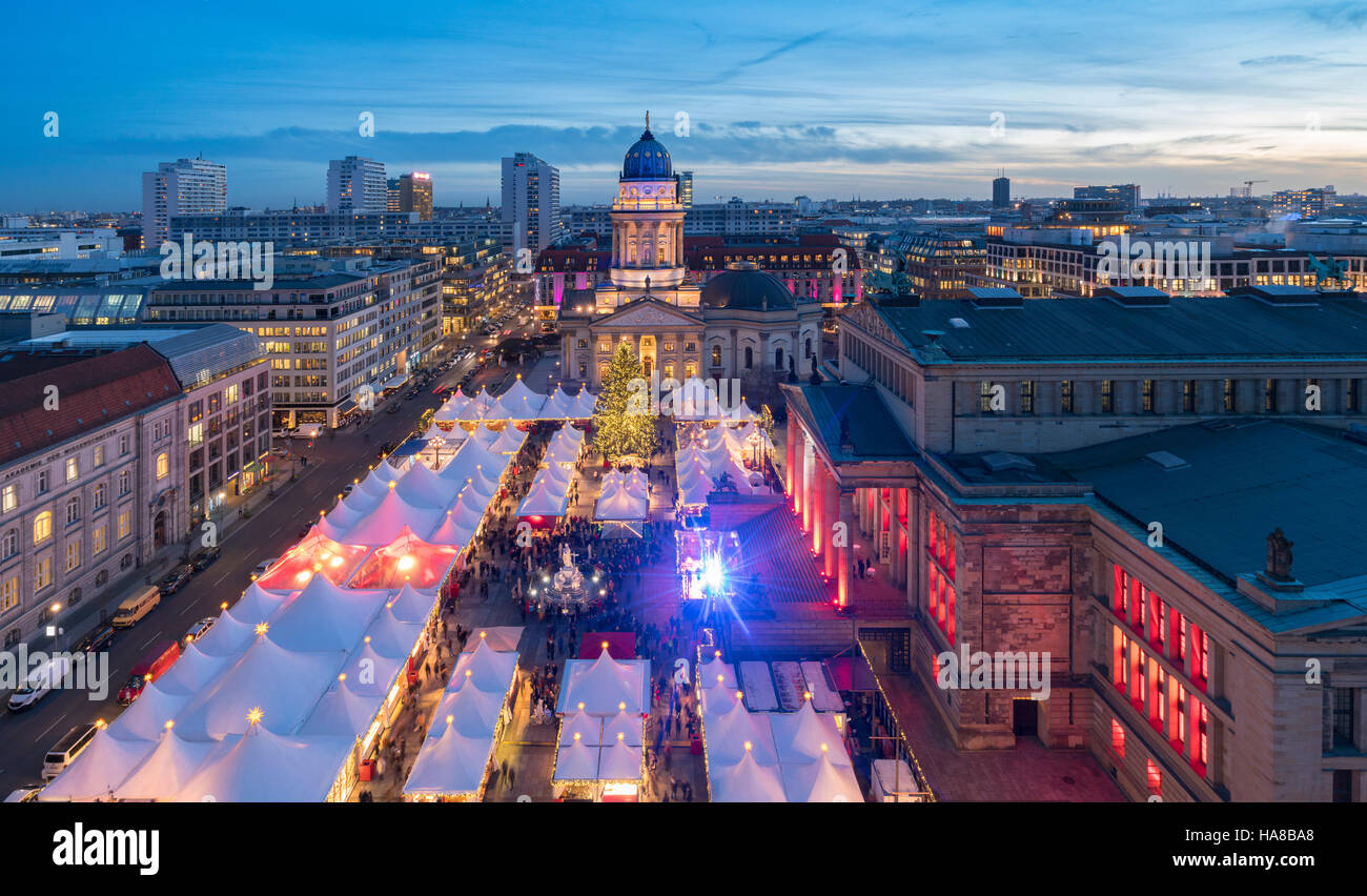 Vista serale del tradizionale Mercatino di Natale in piazza Gendarmenmarkt a Berlino, Germania Foto Stock