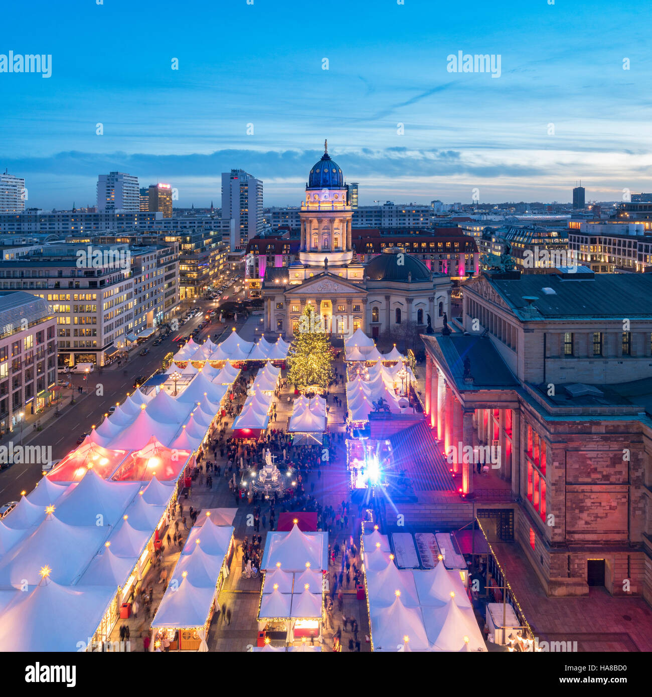Vista serale del tradizionale Mercatino di Natale in piazza Gendarmenmarkt a Berlino, Germania Foto Stock