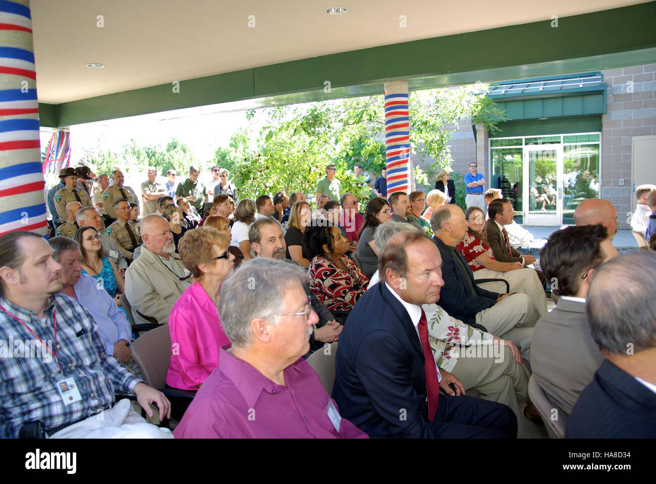 Una folla si riunisce in una cerimonia in Nevada, commemorando le iniziative dei parchi nazionali e gli sforzi di gestione federale del territorio che migliorano l'accesso pubblico e la conservazione. Foto Stock