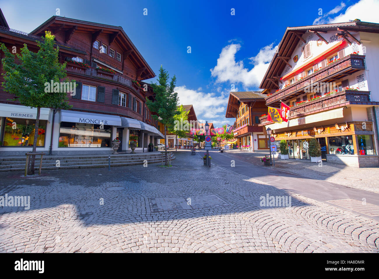 Centro storico del villaggio di Gstaad - famosa località sciistica nelle Alpi svizzere, Svizzera. Foto Stock