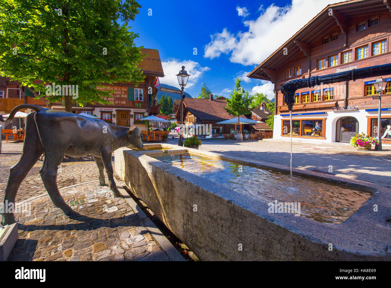 Centro storico del villaggio di Gstaad - famosa località sciistica nelle Alpi svizzere, Svizzera. Foto Stock