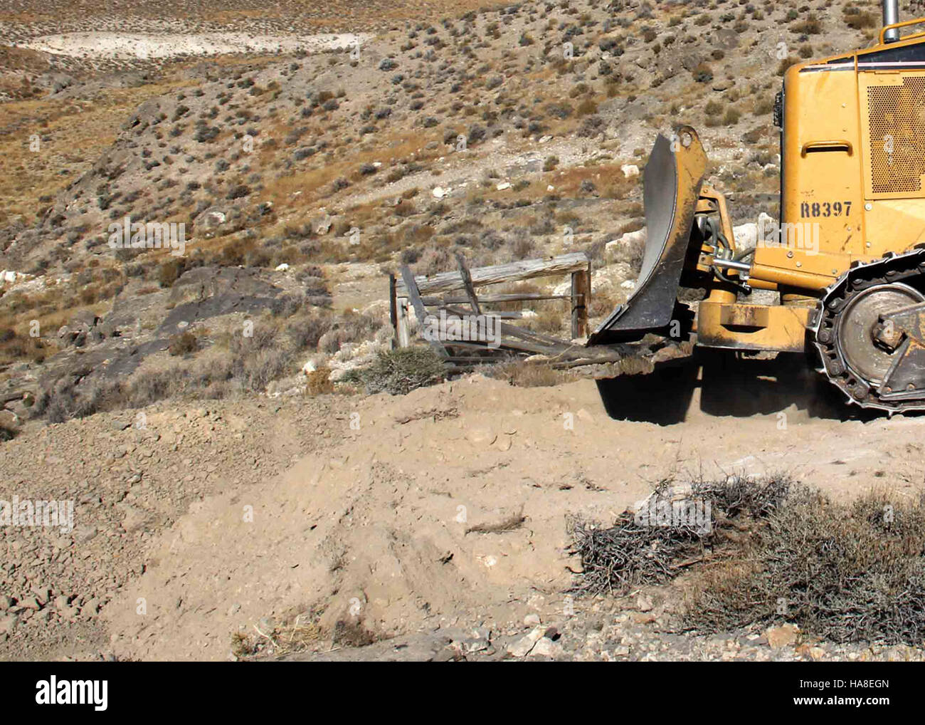 Questa immagine evidenzia la chiusura di una miniera abbandonata (AML) da parte del Bureau of Land Management (BLM). La chiusura fa parte degli sforzi volti a garantire la sicurezza delle miniere e il ripristino del suolo nei terreni pubblici, salvaguardando gli ecosistemi e la salute umana. Foto Stock