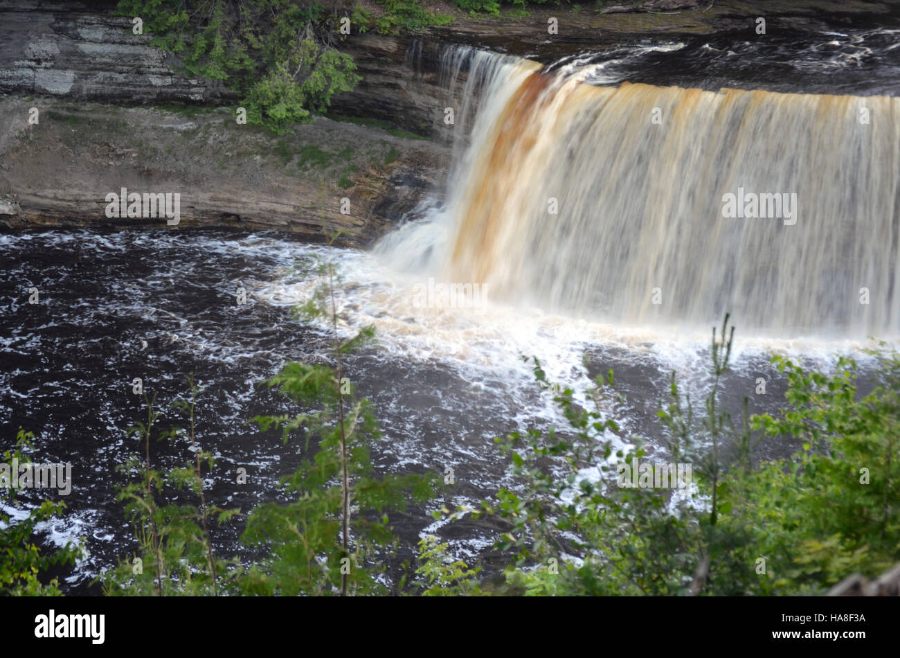 Upper Tahquamenon Falls, situata nel Michigan, USA, è una delle cascate più grandi dello stato. Le cascate sono conosciute per la loro incredibile bellezza naturale, con un'altezza di oltre 50 metri, che la rendono una destinazione popolare per gli amanti della natura e i turisti. Foto Stock