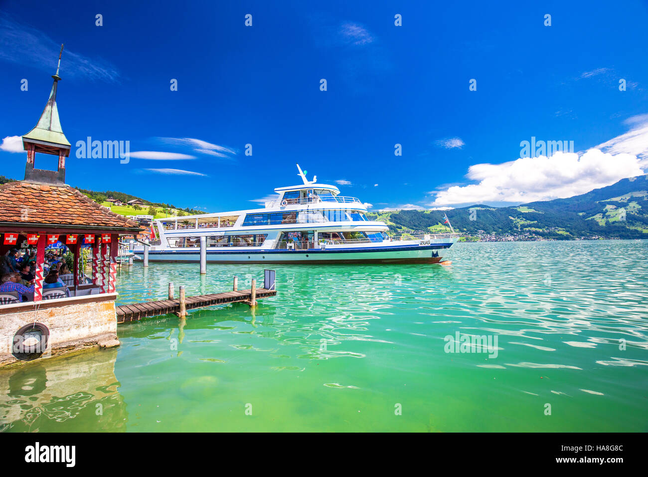 Scenic panorama di escursione tradizionale nave sul famoso Lago di Zugo in una giornata di sole con cielo blu e Alpi Svizzere Foto Stock