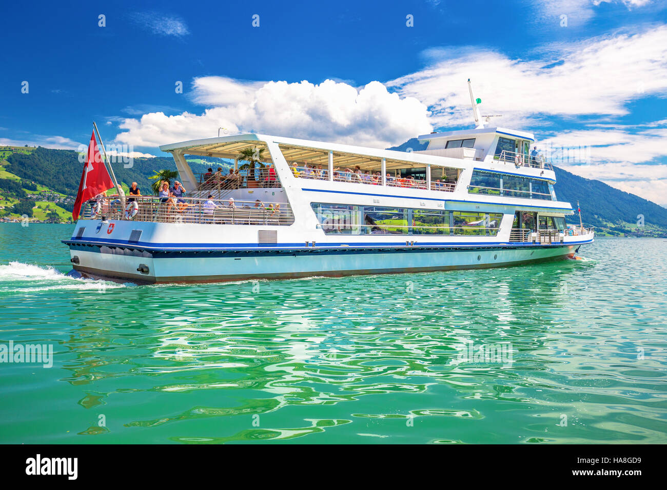 Scenic panorama di escursione tradizionale nave sul famoso Lago di Zugo in una giornata di sole con cielo blu e Alpi Svizzere Foto Stock