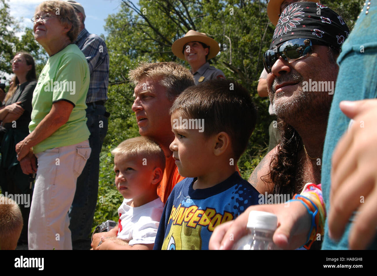 I visitatori si riuniscono in un parco nazionale nel Midwest per assistere al rilascio di uccelli selvatici, un'attività di conservazione volta a sostenere le popolazioni di uccelli e a promuovere la consapevolezza ambientale nelle comunità locali. Foto Stock