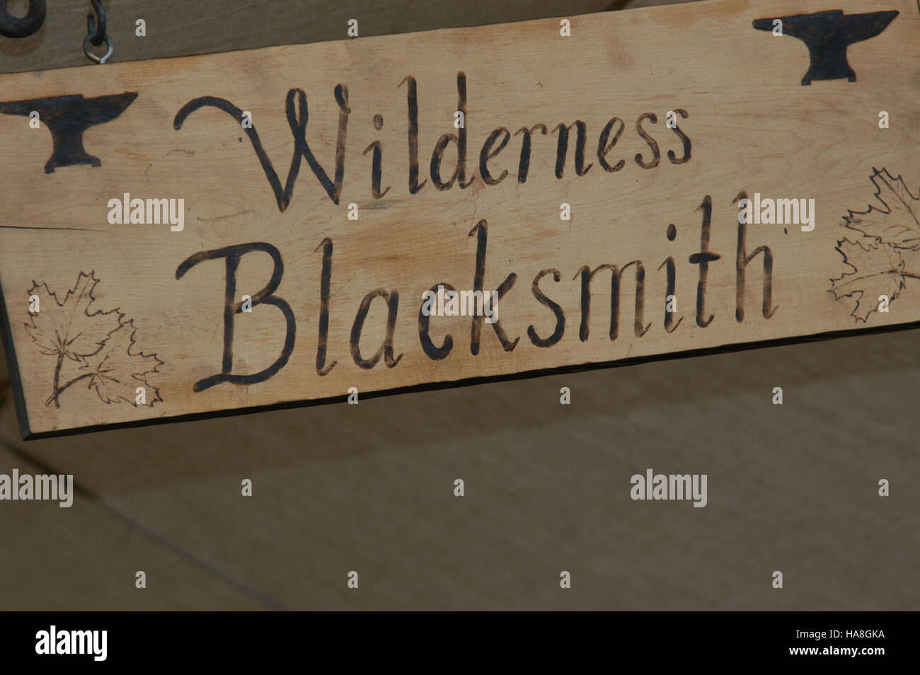 Un cartello da fabbro in un parco nazionale commemora l'artigianato storico, evidenziando il ruolo di abili commercianti nel plasmare la storia e il patrimonio culturale degli Stati Uniti. Foto Stock