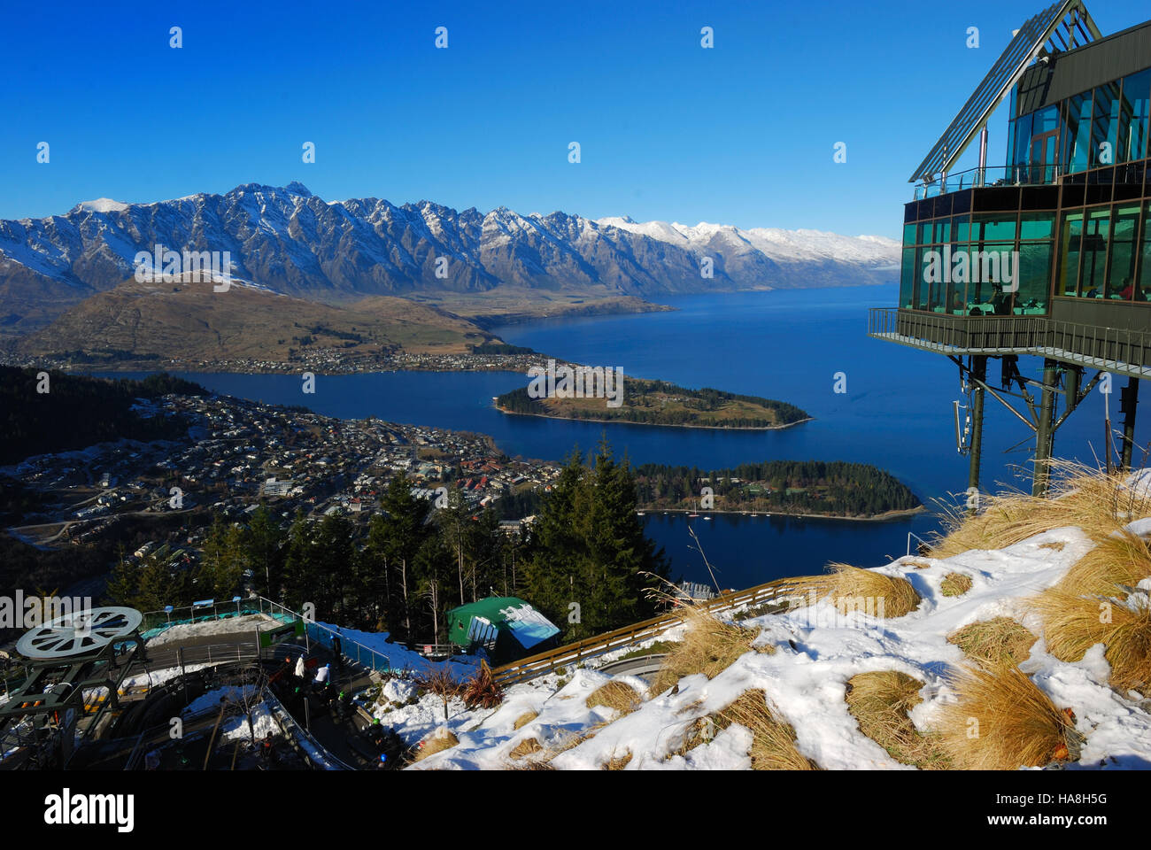 Guardando verso il basso su Queenstown Nuova Zelanda Foto Stock