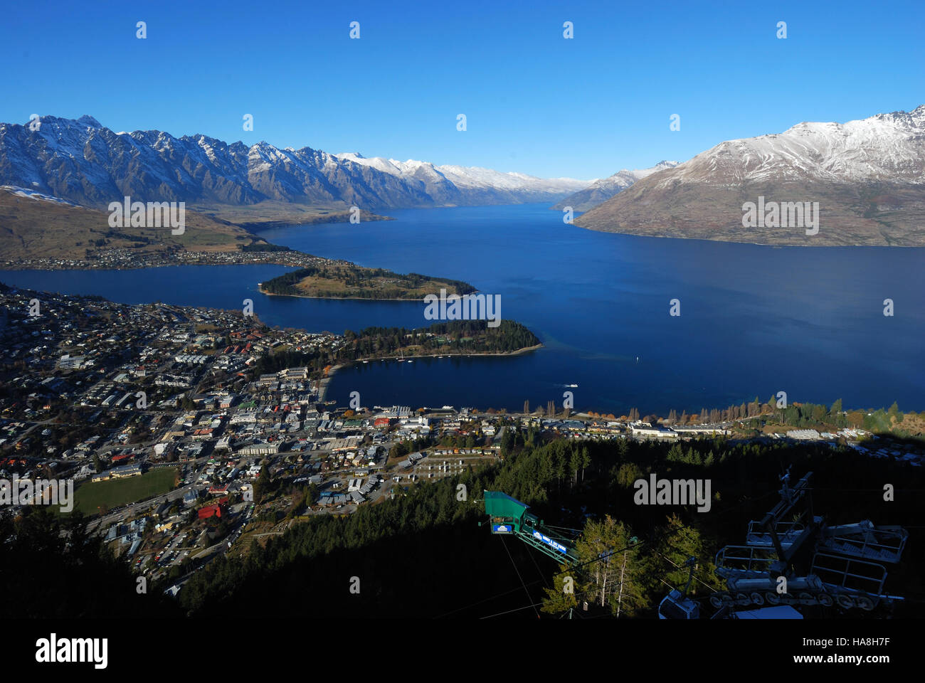Guardando verso il basso su Queenstown Nuova Zelanda Foto Stock