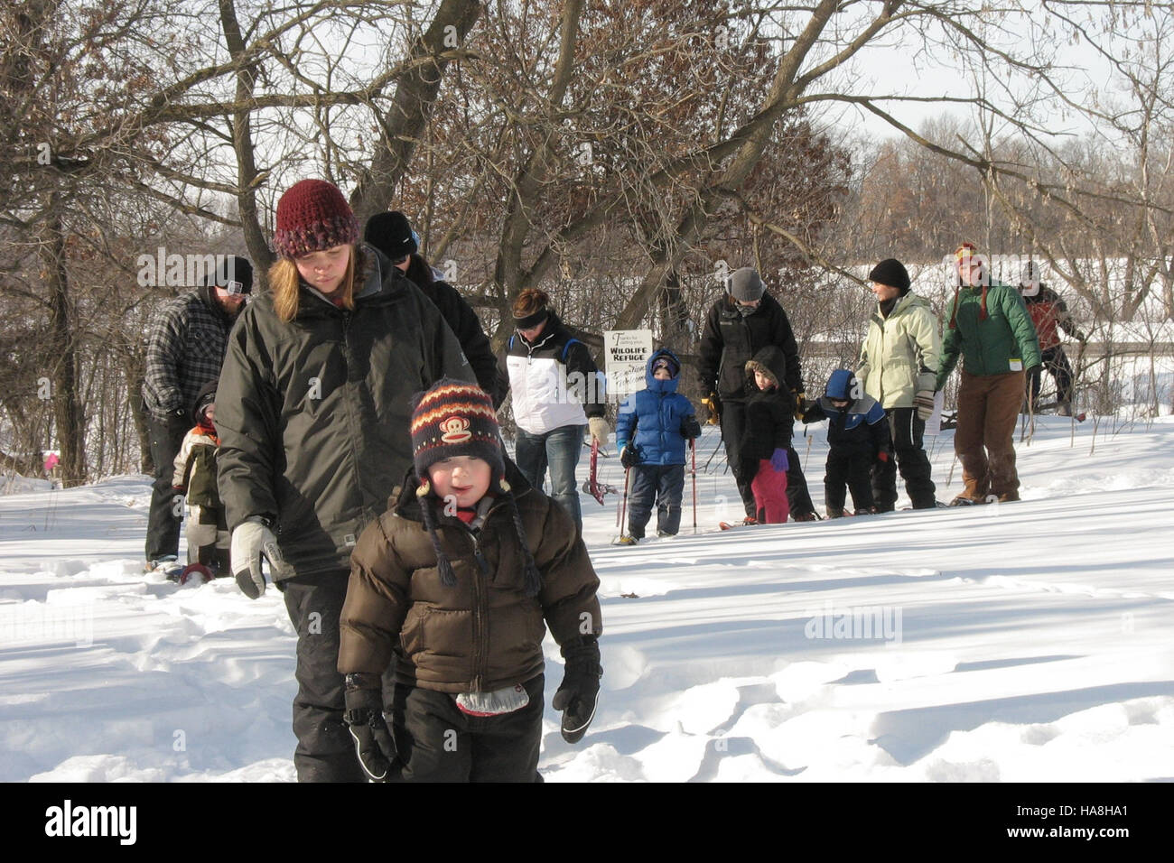 Un gruppo prescolare partecipa a un'attività con le racchette da neve presso lo Sherburne National Wildlife Refuge, promuovendo un'educazione precoce sulla natura e gli ecosistemi invernali in un ambiente pratico. Foto Stock Un gruppo prescolare partecipa a un'attività con le racchette da neve presso lo Sherburne National Wildlife Refuge, promuovendo un'educazione precoce sulla natura e gli ecosistemi invernali in un ambiente pratico. Foto Stock