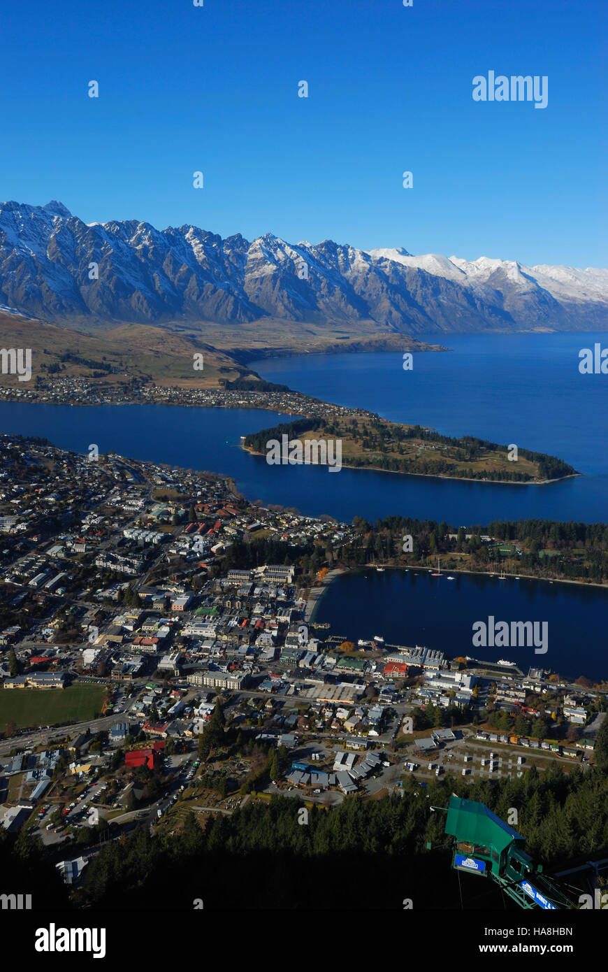 Guardando verso il basso su Queenstown Nuova Zelanda Foto Stock