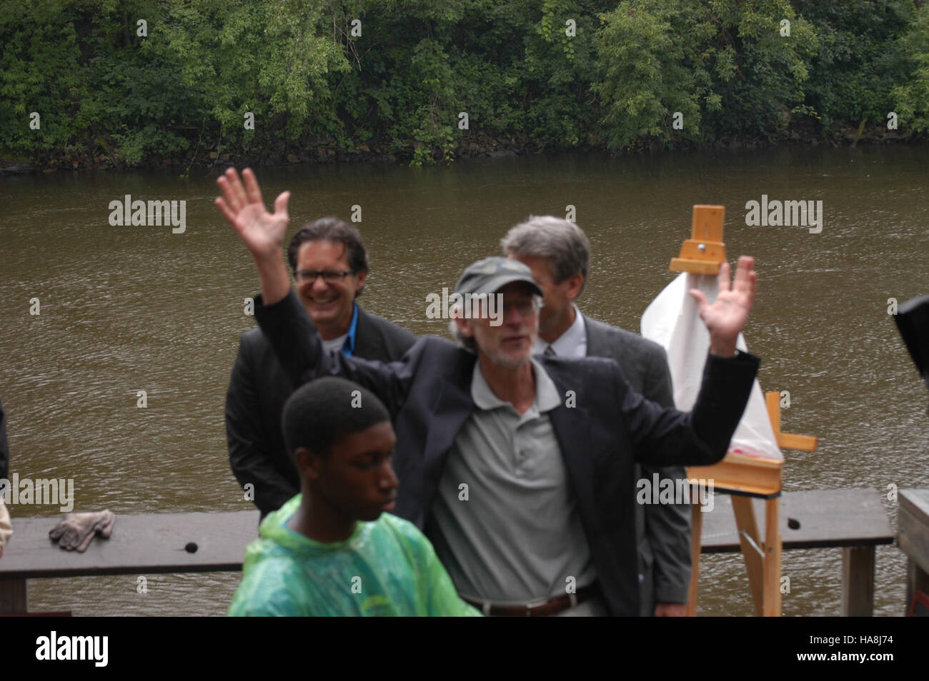 Phil Jenni, direttore esecutivo del Wildlife Rehabilitation Center, rilascia uccelli riabilitati in natura, evidenziando l'importanza degli sforzi di riabilitazione e conservazione della fauna selvatica nei parchi nazionali. Foto Stock