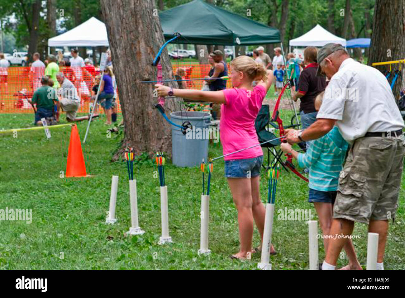 Il tiro con l'arco, uno sport universalmente accessibile, è evidenziato come un'attività ricreativa popolare nei parchi nazionali degli Stati Uniti, fornendo un modo unico per gli individui di connettersi con la natura promuovendo al contempo l'attività fisica. Foto Stock