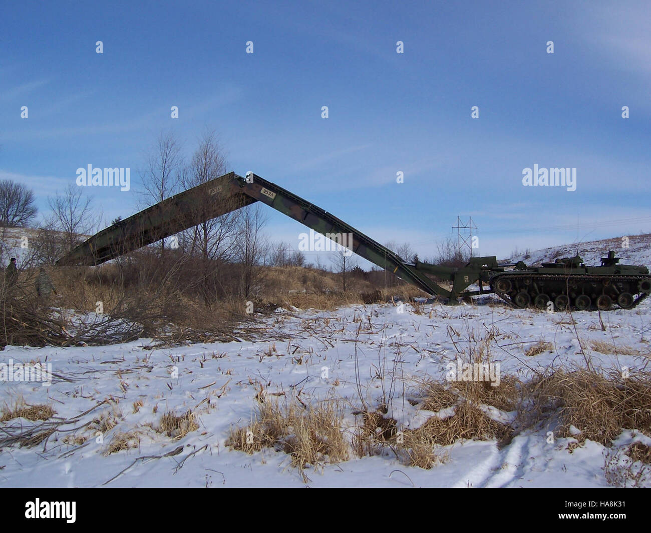Una foto del Bur Oak Bridge in un parco nazionale, che illustra il collegamento tra le infrastrutture e i paesaggi naturali. Il ponte funge da simbolo dell'equilibrio tra lo sviluppo umano e la conservazione ambientale nelle aree protette. Foto Stock