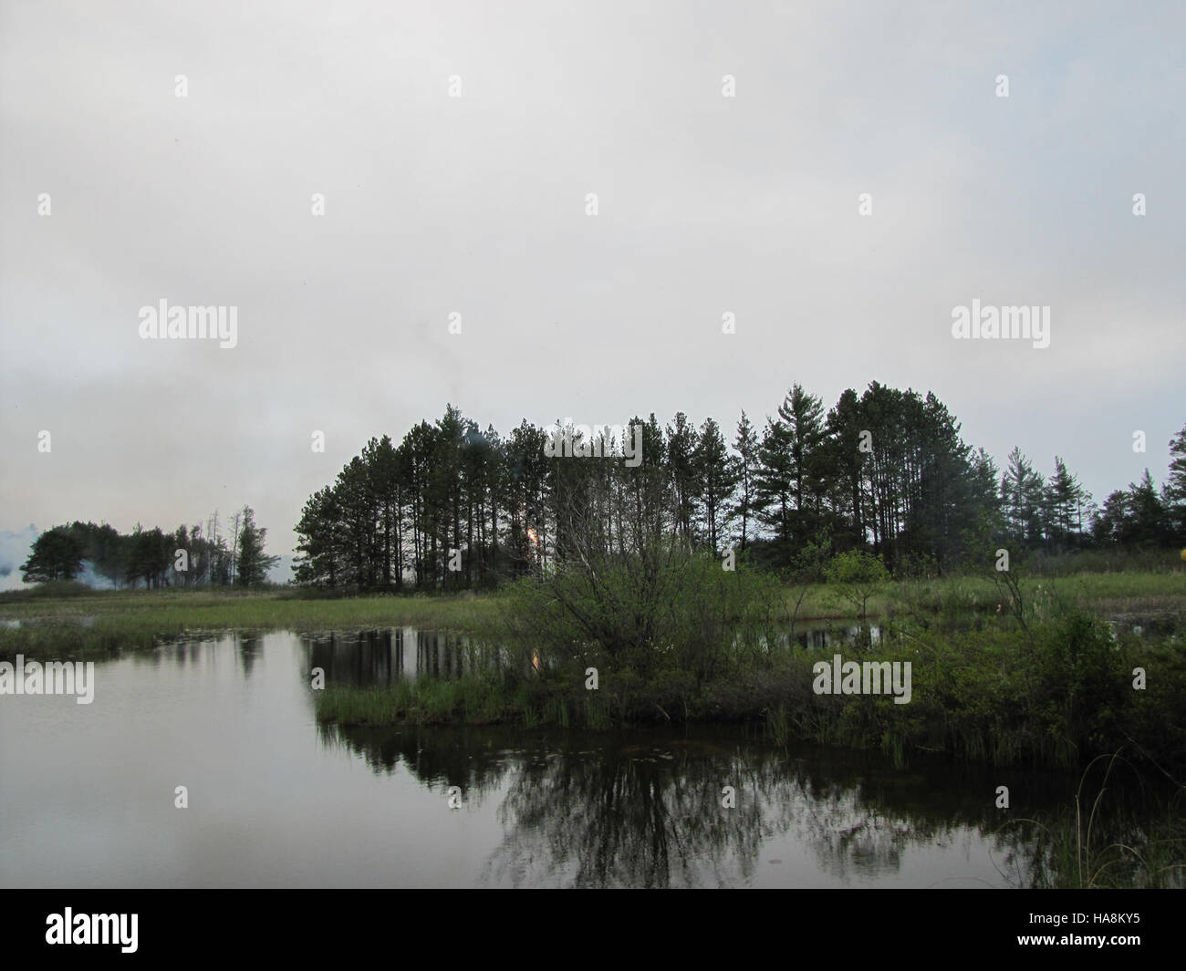 Il fumo nell'orizzonte si riferisce alla presenza di fumo da fuoco che incide sulla qualità dell'aria in alcune regioni. Questo fenomeno, particolarmente comune nelle zone con incendi boschivi attivi, mette in evidenza l'impatto degli eventi ambientali sulla salute umana e sulla fauna selvatica. Il monitoraggio e la risposta sono fondamentali per la gestione della qualità dell'aria e della sicurezza pubblica durante la stagione degli incendi. Foto Stock