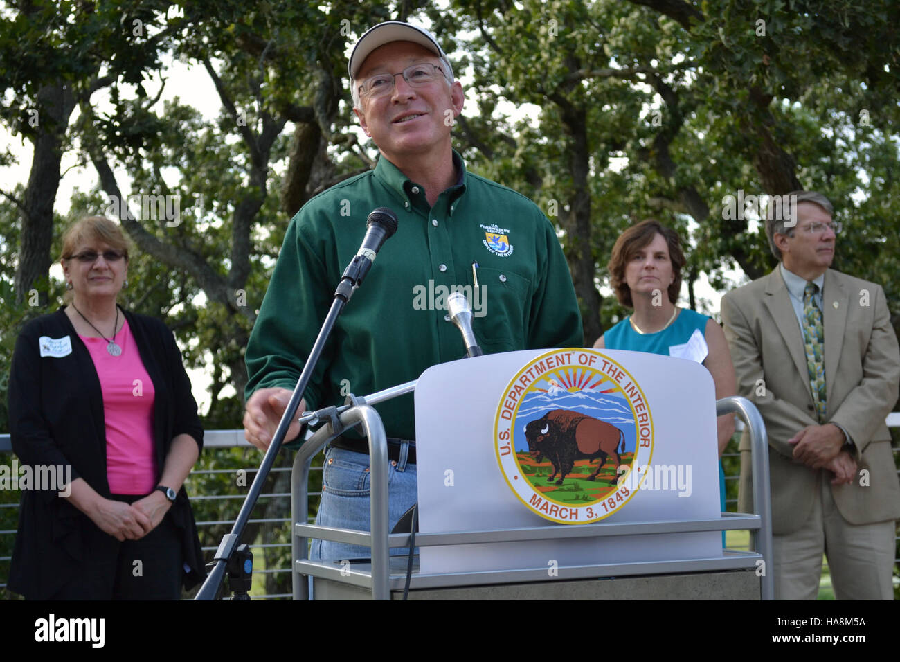 Una fotografia di un bisonte orgoglioso, che simboleggia gli sforzi di conservazione della fauna selvatica in un parco nazionale, che mostra l'impegno del parco a proteggere le specie autoctone e gli habitat naturali. Foto Stock