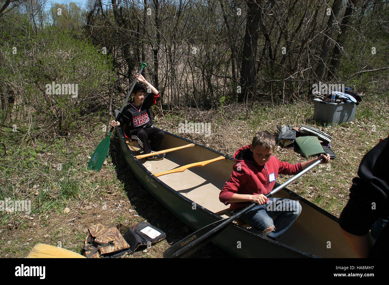 La pratica del remare è un'attività ricreativa popolare nei parchi nazionali, che offre ai visitatori la possibilità di godere di spettacolari corsi d'acqua. Questa attività contribuisce inoltre a promuovere la consapevolezza ambientale e l'apprezzamento per la conservazione dell'acqua. Foto Stock