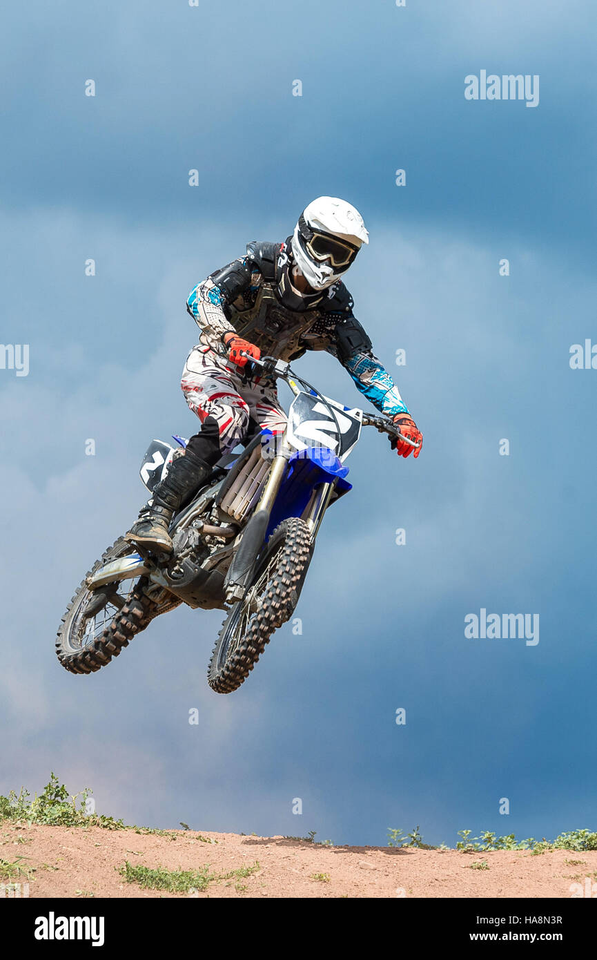 Il giovane atleta su una motocicletta jump Foto Stock