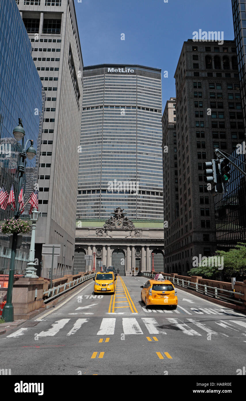 Il MetLife Building che sovrasta il Grand Central Terminal su Park Avenue, Manhattan, New York, Stati Uniti. Foto Stock