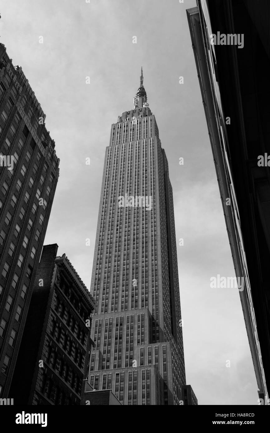 Guardando verso l'alto l'Empire State Building sulla 34th Street, Manhattan, New York, Stati Uniti. Foto Stock