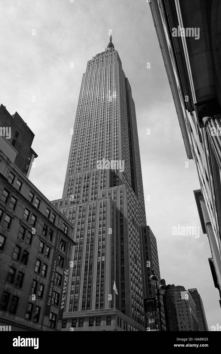 Guardando verso l'alto l'Empire State Building sulla 34th Street, Manhattan, New York, Stati Uniti. Foto Stock