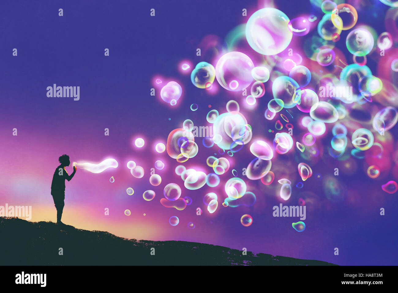 Giovane uomo soffiando incandescente bolle di sapone contro il cielo di sera,illustrazione pittura Foto Stock