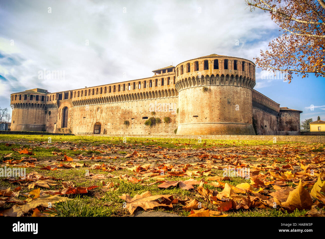 Castello Italia Foglie di autunno parco Terra tono giallo medievale di sfondo Foto Stock