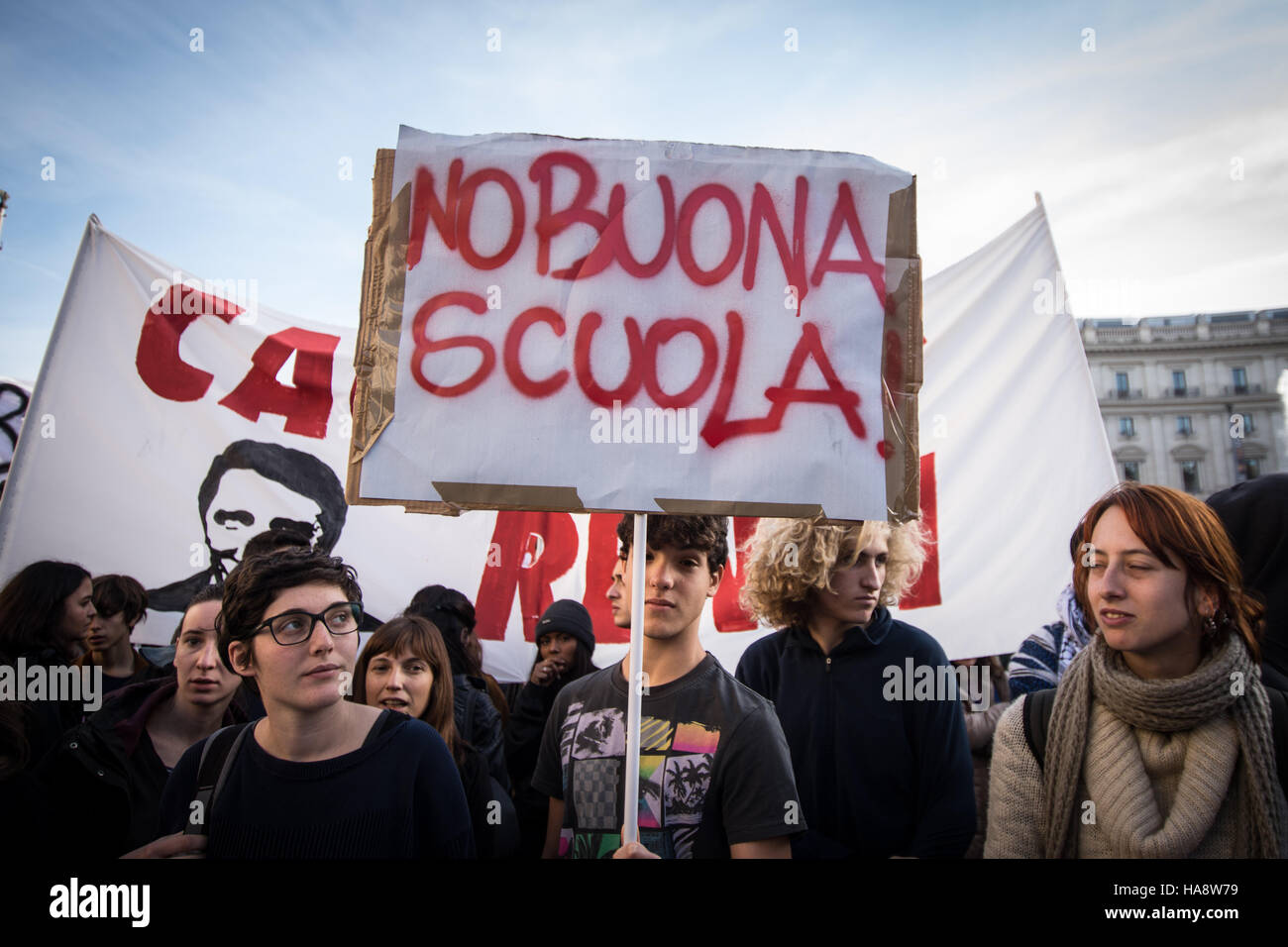 Roma, Italia. 27 Nov, 2016. Migliaia di persone per strada per dire 'no' alla upocoming referendum costituzionale e di protesta contro il Primo Ministro Matteo Renzi la politica del governo in Italia a Roma .italiani saranno chiamati il 4 dicembre a votare in un referendum proposto dal Premier Matteo Renzi il governo, su una riforma che ho approvato cambierà il countr la costituzione adoped nel 1947. Credito: Andrea Ronchini/Pacific Press/Alamy Live News Foto Stock