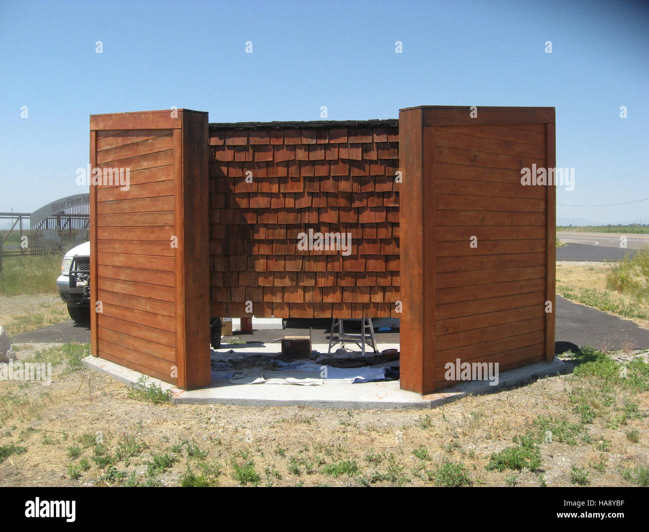 Questa immagine mostra un momento negli sforzi di conservazione all'interno di un parco nazionale, possibilmente raffigurante gli effetti dei fattori ambientali o dell'impatto umano sugli ecosistemi locali. Tali immagini evidenziano la necessità costante di iniziative di conservazione e restauro. Foto Stock