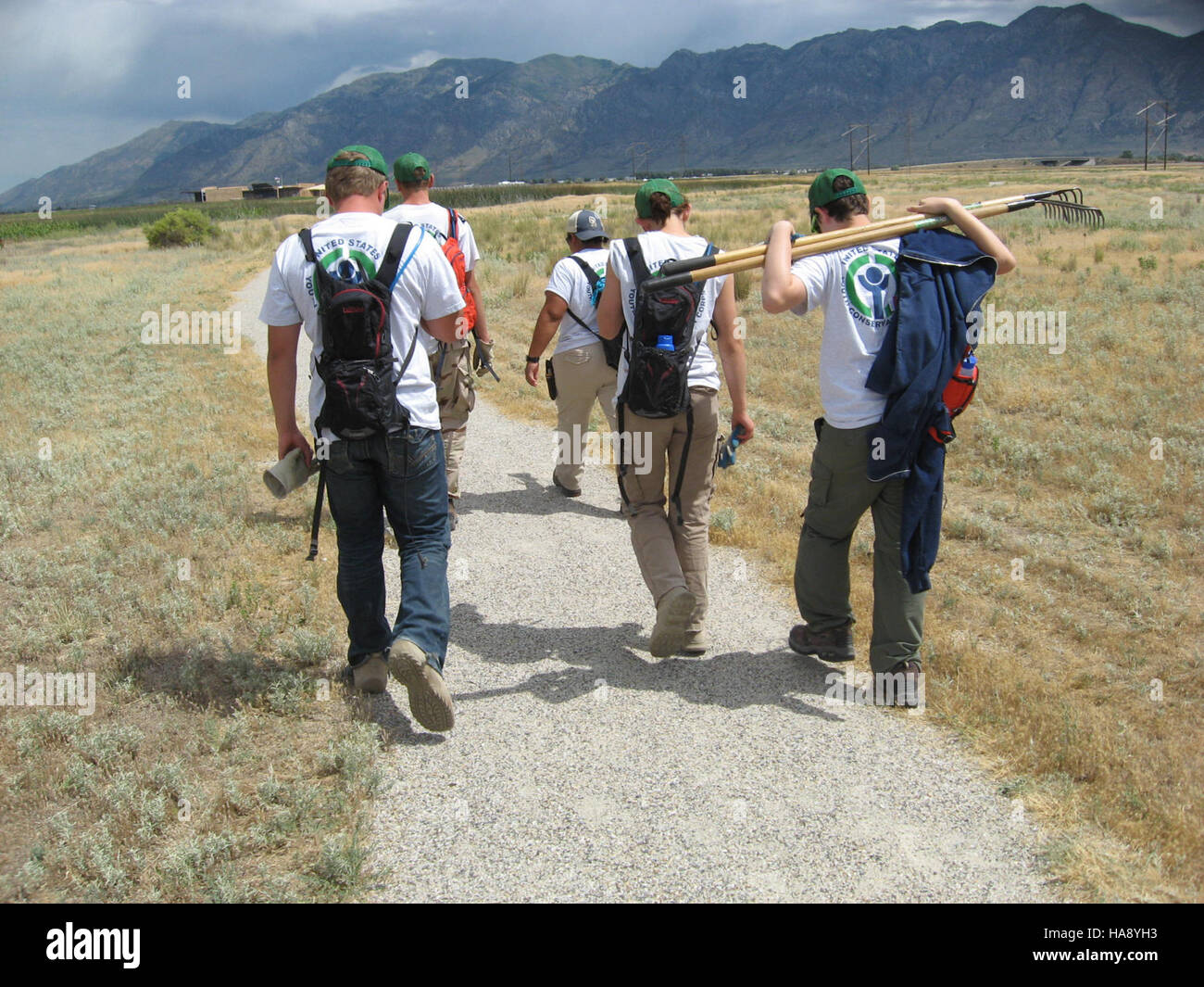 Questa foto cattura un gruppo di membri del Youth Conservation Corps (YCC) dopo una giornata di servizio in un parco nazionale, evidenziando l'importante ruolo dei giovani negli sforzi di conservazione. Foto Stock Questa foto cattura un gruppo di membri del Youth Conservation Corps (YCC) dopo una giornata di servizio in un parco nazionale, evidenziando l'importante ruolo dei giovani negli sforzi di conservazione. Foto Stock