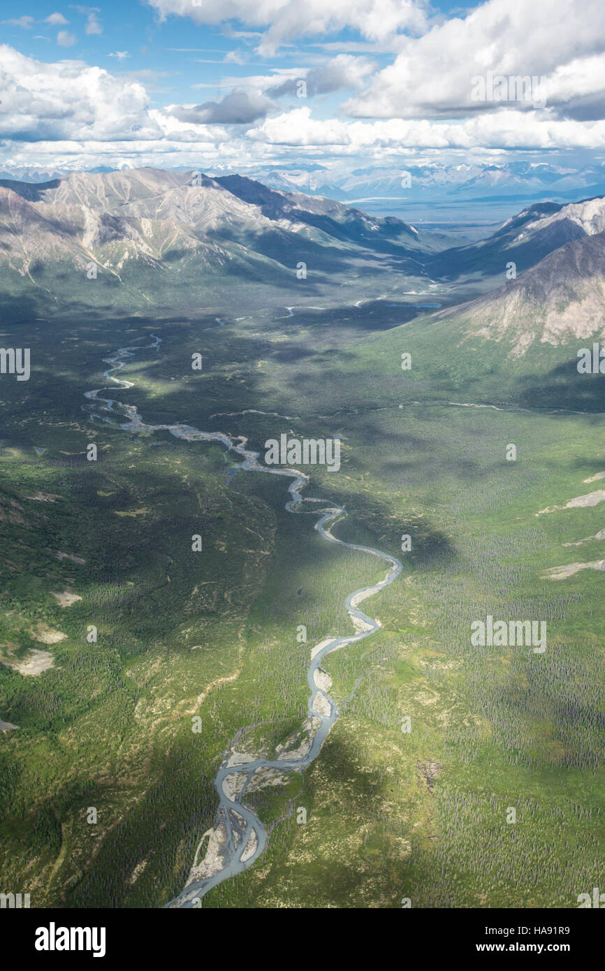 Il fiume KLU, situato in un'area remota dell'Alaska, è noto per il suo ambiente naturale incontaminato e funge da posizione chiave all'interno del parco nazionale. Gli ecosistemi del fiume supportano diverse specie di flora e fauna selvatiche. Foto Stock