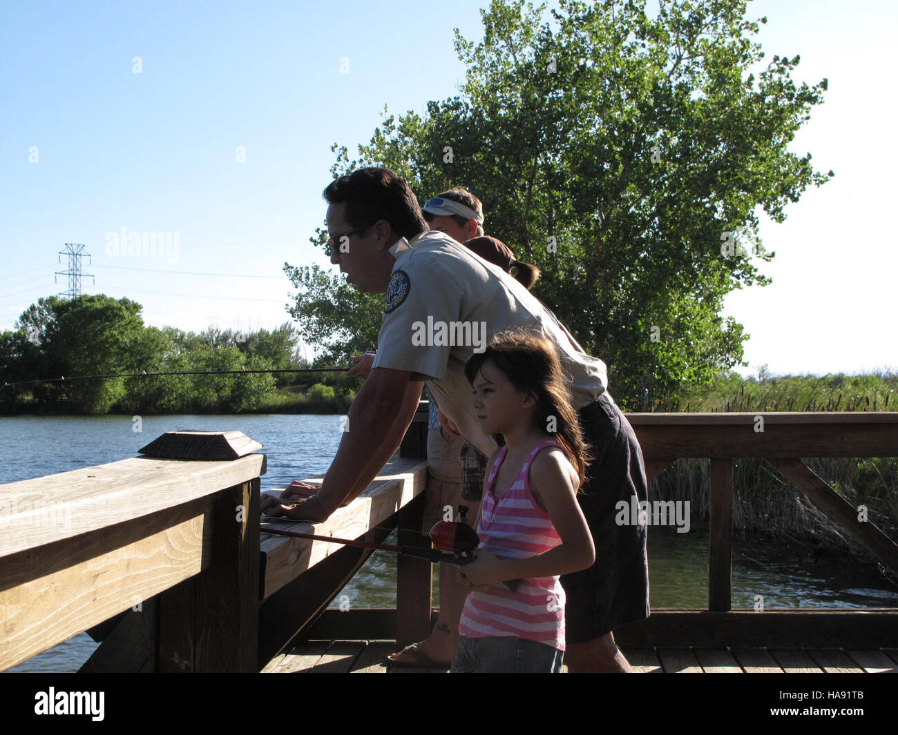 Una battuta di pesca al Rocky Mountain Arsenal National Park mette in mostra la fauna selvatica della zona, tra cui l'alce, promuovendo al contempo gli sforzi di conservazione del parco. La visita evidenzia l'importanza degli habitat naturali e delle attività ricreative all'aperto in ambienti protetti. Foto Stock