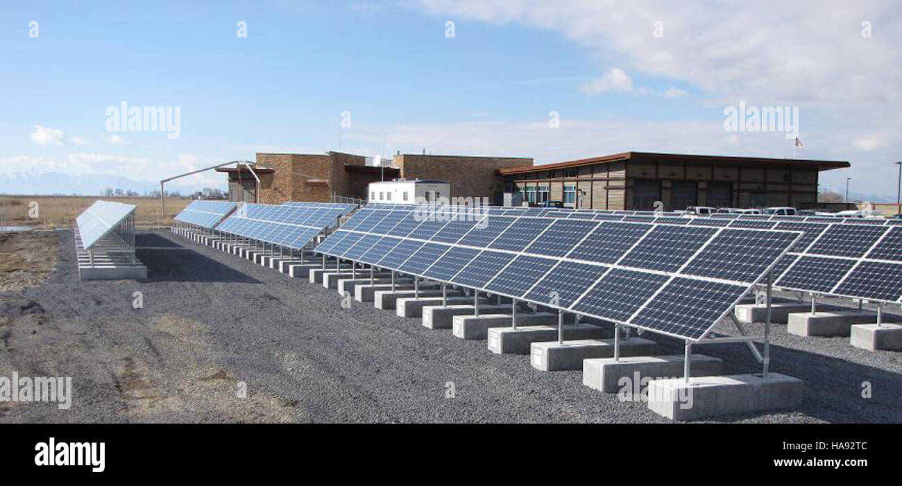 I pannelli solari sono installati presso il Bear River Migratory Bird Refuge, contribuendo a un uso sostenibile di energia nei parchi nazionali. Questo progetto è in linea con gli obiettivi ambientali riducendo la dipendenza dai combustibili fossili e promuovendo le energie rinnovabili. Il rifugio supporta la migrazione degli uccelli e fornisce un ambiente protetto per la fauna selvatica, pur adottando tecnologie ecocompatibili. Foto Stock