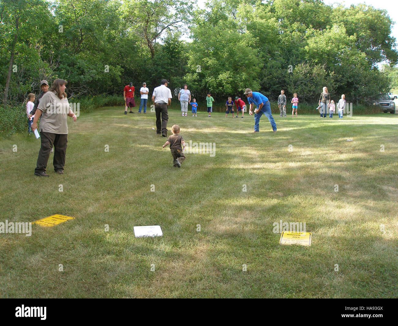 Il Greenwing Day presso lo U.S. Fish and Wildlife Service incoraggia i giovani a conoscere gli uccelli migratori attraverso giochi interattivi. Questo evento promuove l'educazione ambientale e la conservazione della fauna selvatica, coinvolgendo la prossima generazione in attività basate sulla natura. Foto Stock