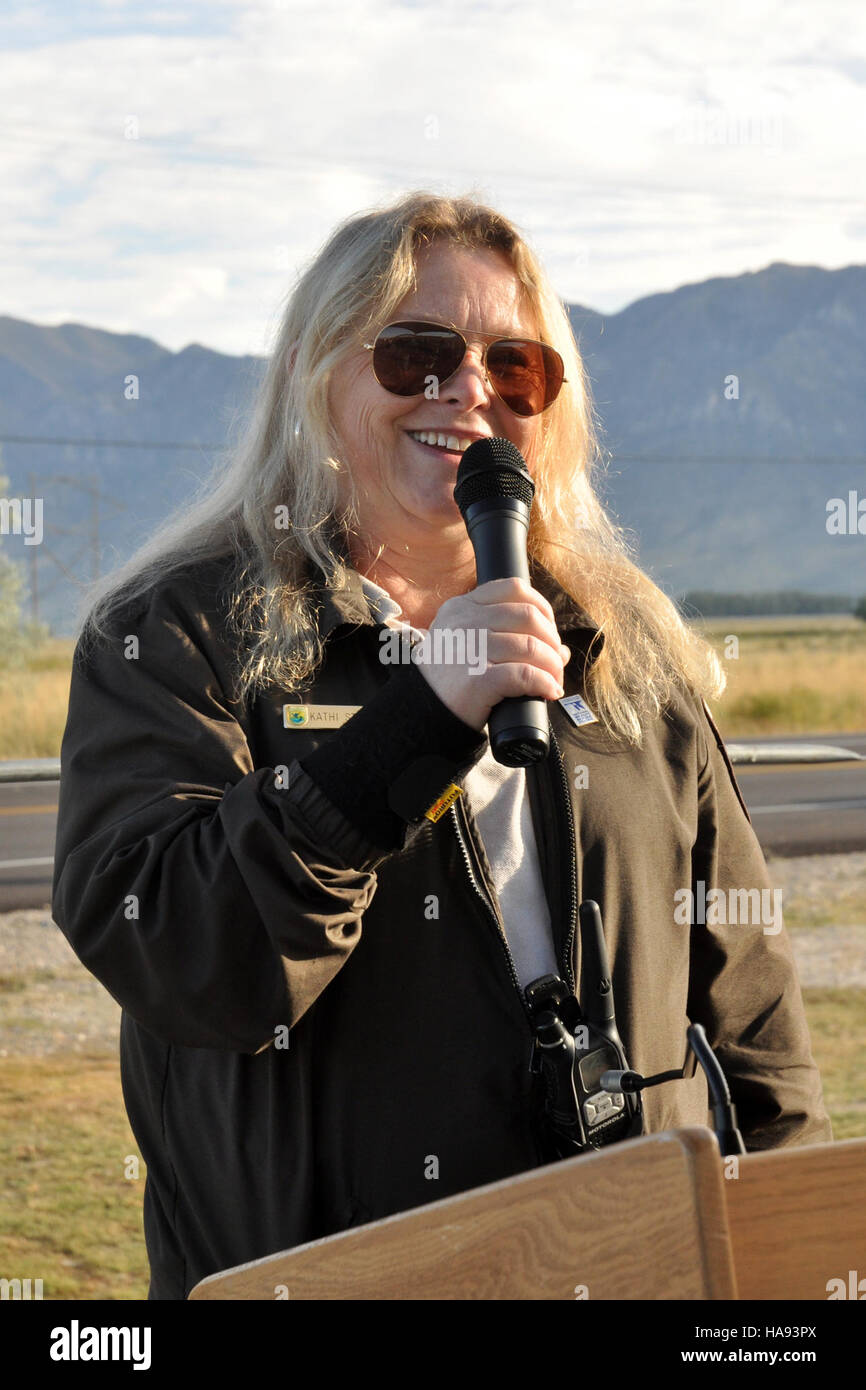 Questa immagine del servizio ittico e faunistico degli Stati Uniti mostra un relatore che si rivolge a una folla in occasione di un evento del Parco Nazionale, evidenziando l'impegno del pubblico nella conservazione della fauna selvatica e nella conservazione del parco. Foto Stock