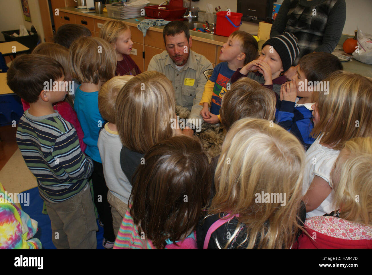 Il programma "Scientists in the Community" si concentra sul coinvolgimento delle comunità locali con la ricerca scientifica, favorendo la collaborazione tra scienziati, ranger e visitatori nei parchi nazionali. Foto Stock
