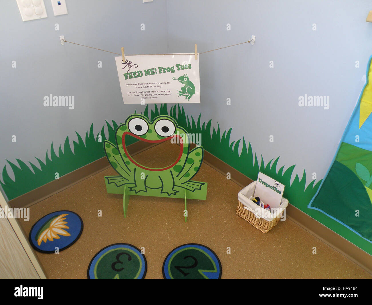I visitatori potranno divertirsi con giochi educativi e mostre interattive nella Discovery Room di un parco nazionale. La sala offre attività pratiche progettate per coinvolgere il pubblico nell'apprendimento degli ecosistemi, della fauna selvatica e degli sforzi di conservazione del parco. Foto Stock