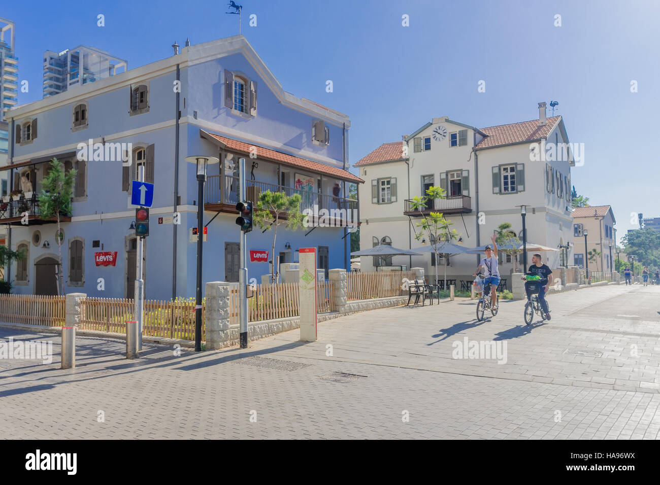 TEL AVIV, Israele - 15 Maggio 2015: Scena del composto Sarona, con visitatori, a Tel Aviv, Israele. Il suo un rinnovato insediamento dei Templari, girare nel tempo libero Foto Stock