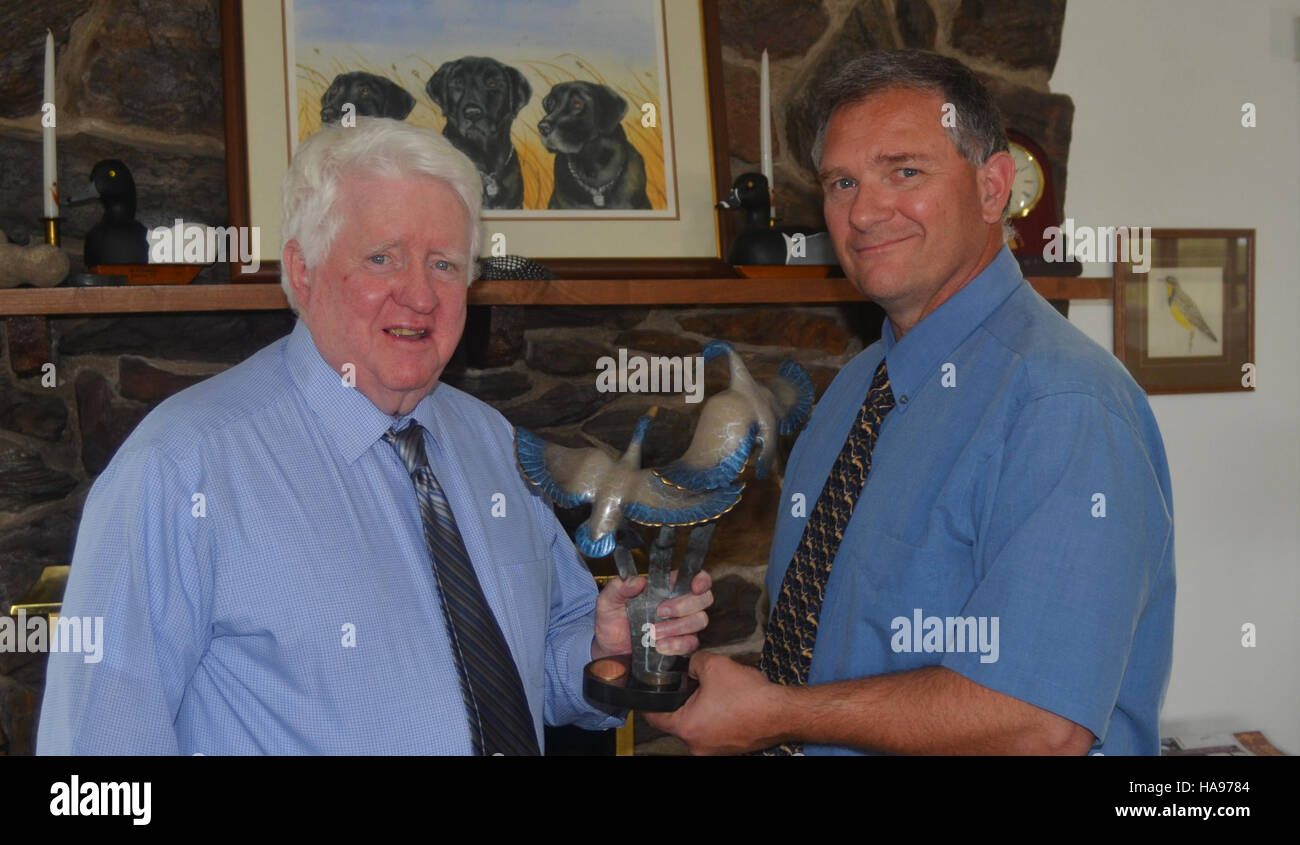 Lew Cowardin, una figura di spicco nell'ecologia delle zone umide, ha ricevuto un Lifetime Achievement Award dalla Society of Wetland Scientists per i suoi contributi alla scienza e alla conservazione delle zone umide. Il suo lavoro è stato determinante nel plasmare la politica ambientale e nel promuovere la comprensione scientifica delle zone umide e la loro importanza ecologica. Foto Stock