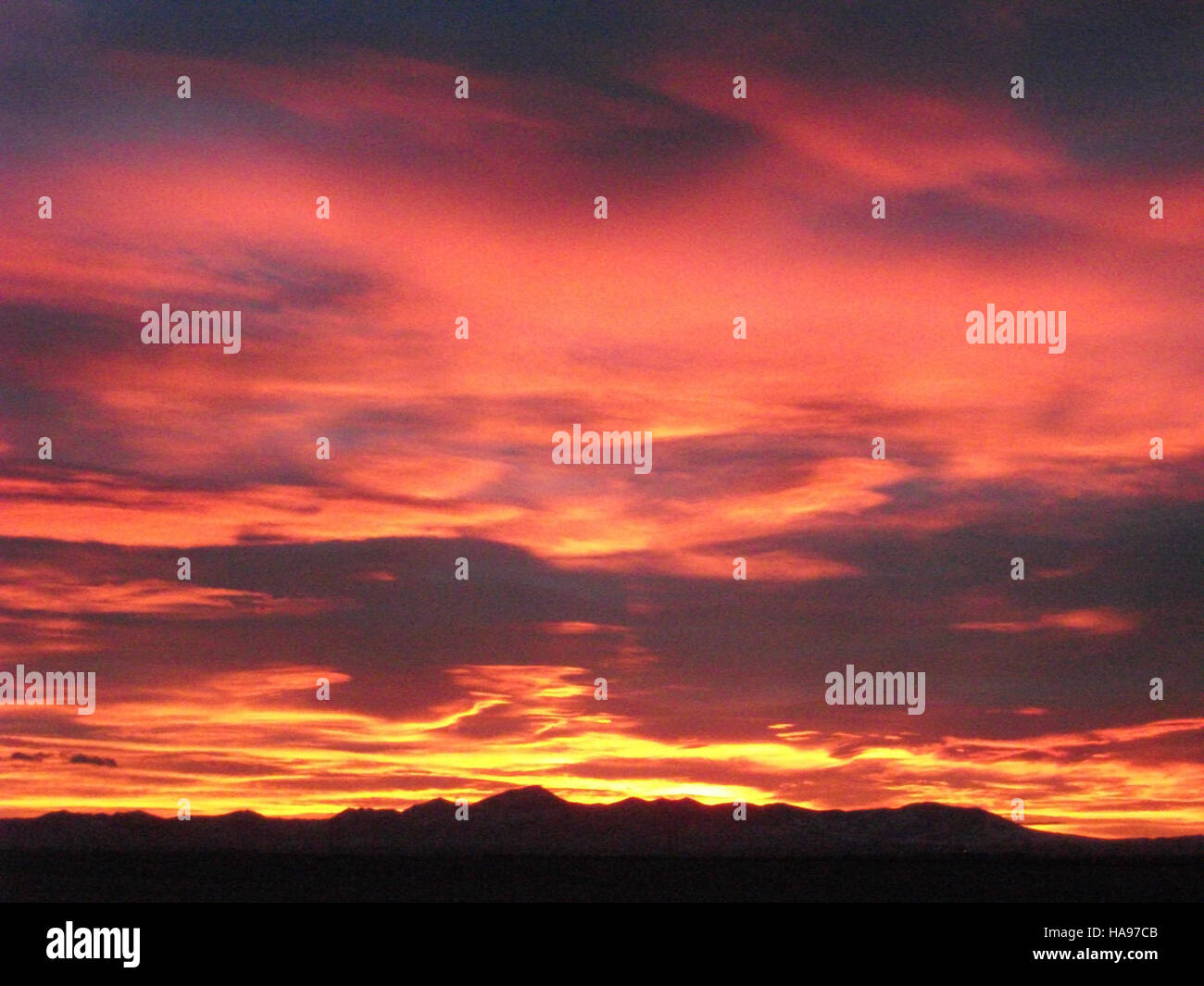 Una splendida alba sul rifugio nel Midwest, catturato dal servizio ittico e faunistico degli Stati Uniti. La tranquilla scena evidenzia la bellezza naturale dell'habitat della prateria. Foto Stock