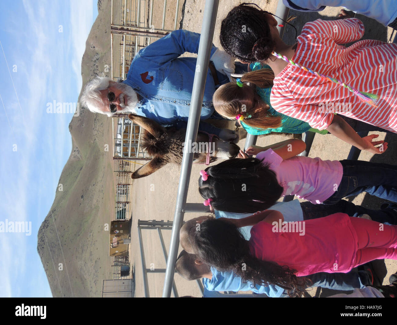 Una fotografia della visita di Sepulveda al PVC, che documenta l'evento con dettagli visivi del luogo e delle persone coinvolte, catturate in Nevada. Foto Stock