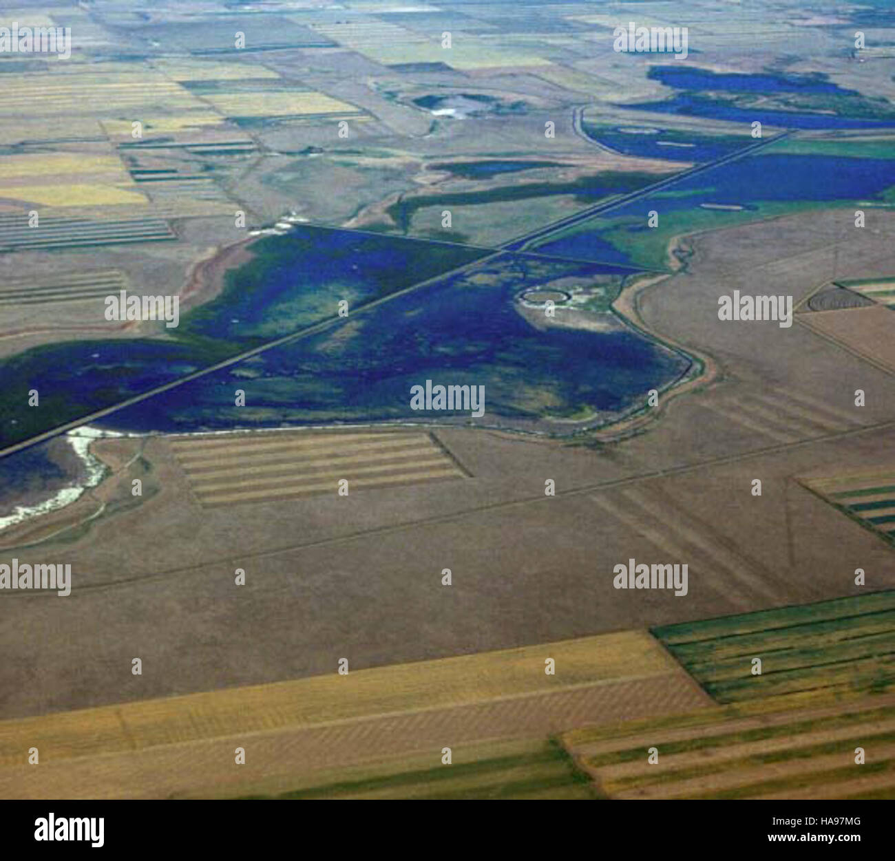 Questa fotografia aerea cattura l'ampia bellezza del lago Benton, situato nella regione della prateria. L'immagine evidenzia le zone umide circostanti del lago e i diversi habitat naturali, sottolineando l'importanza ecologica dell'area. Foto Stock